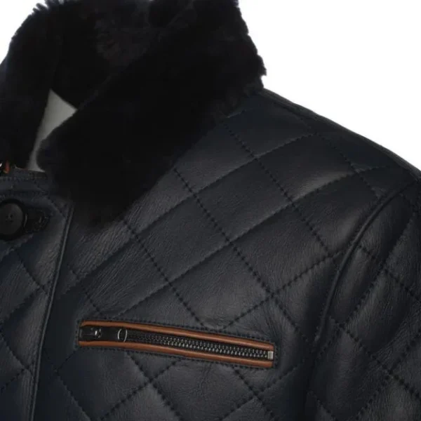 black-mens-quilted-sheepskin-shearling-coat-front-pocket-600x600-1.webp Cappotto in montone trapuntato da uomo nero