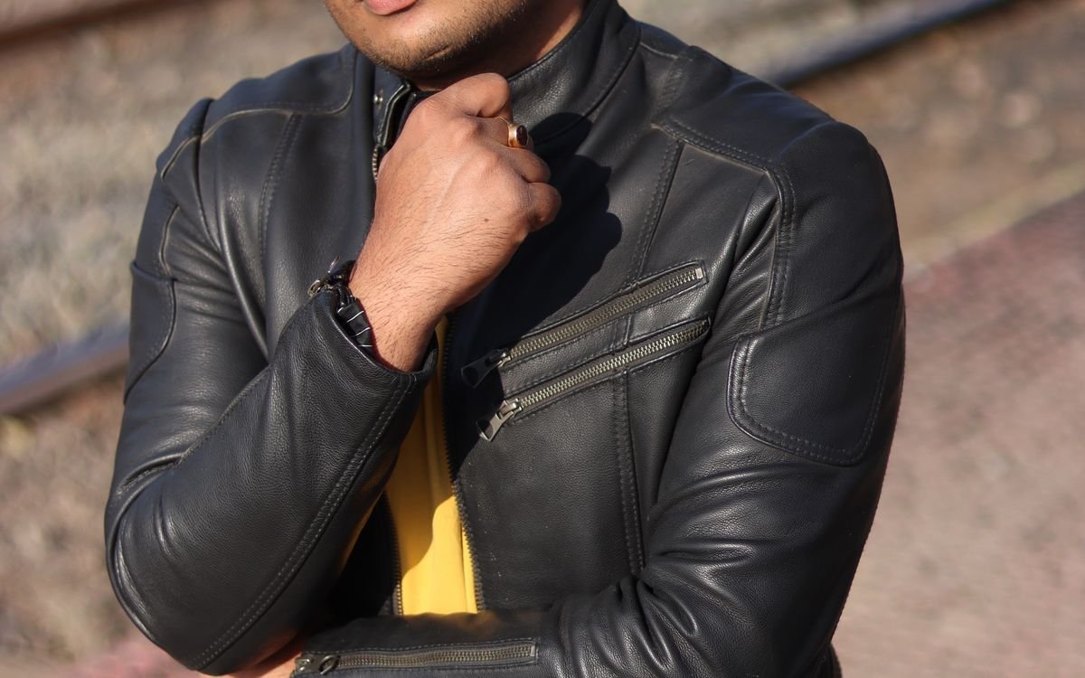 Una giacca di pelle leggera presentata con accessori estivi