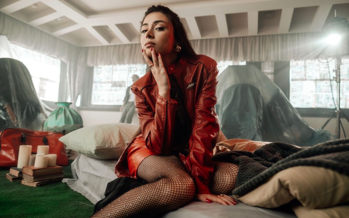 Una modella con una vivace giacca di pelle rossa