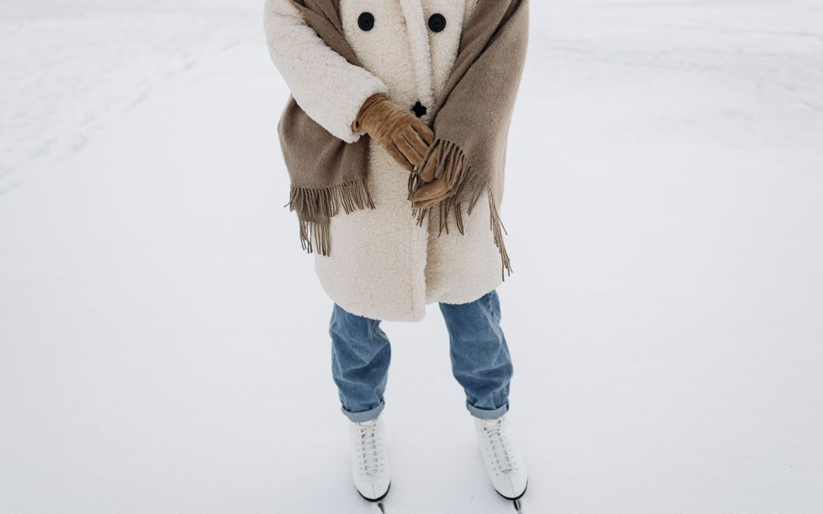 Donna in un caldo cappotto all aperto sotto una morbida luce invernale