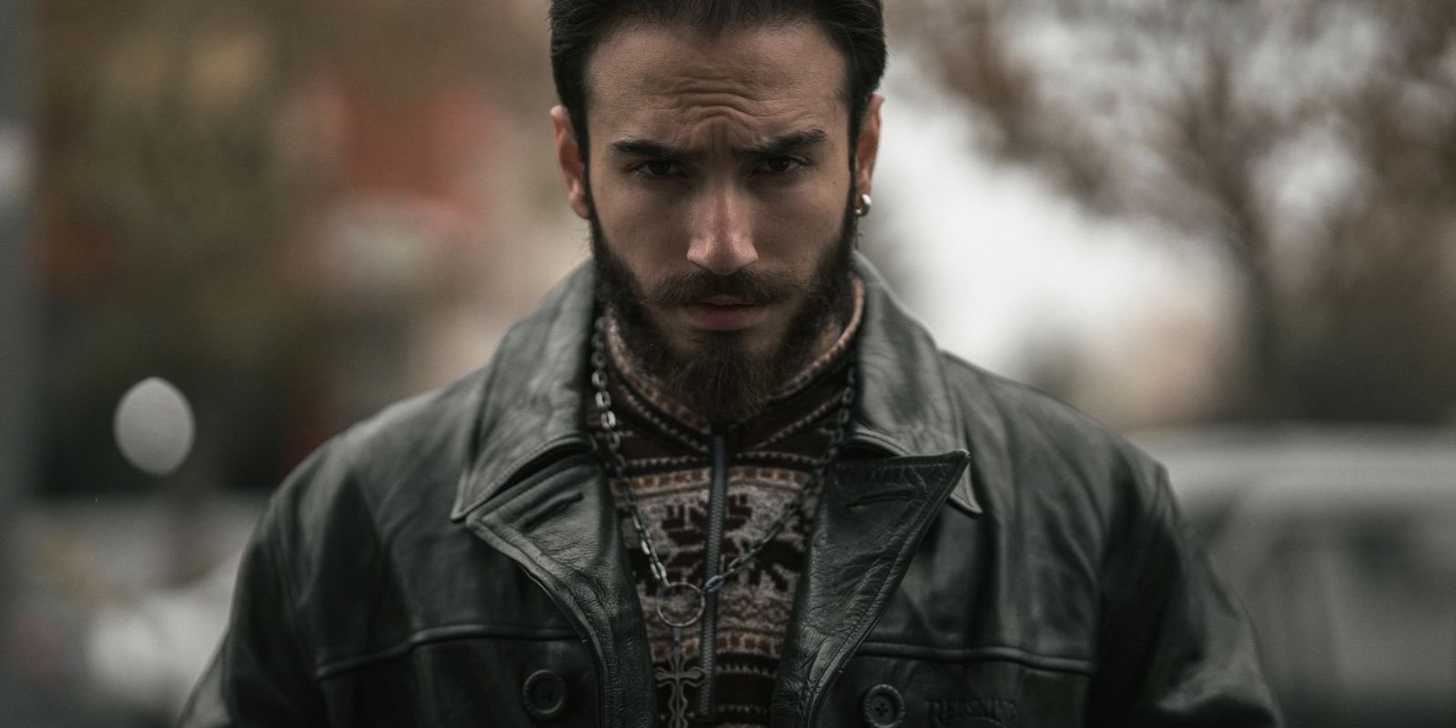 Un uomo elegante con una giacca di pelle classica, ritratto editoriale