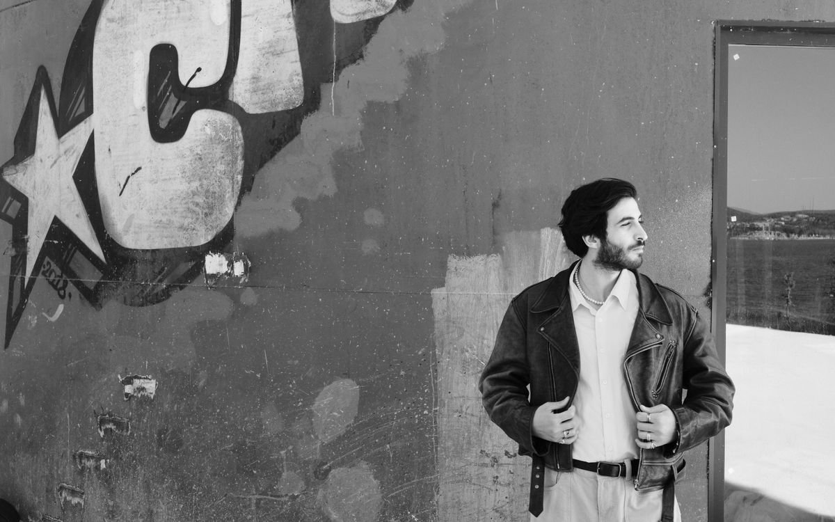 Una figura in giacca di pelle su sfondo urbano, robusta e protettiva