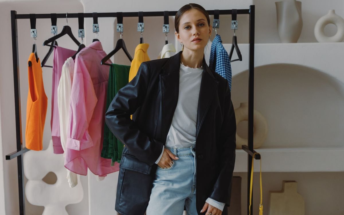 Una donna in giacca di pelle in una boutique elegante
