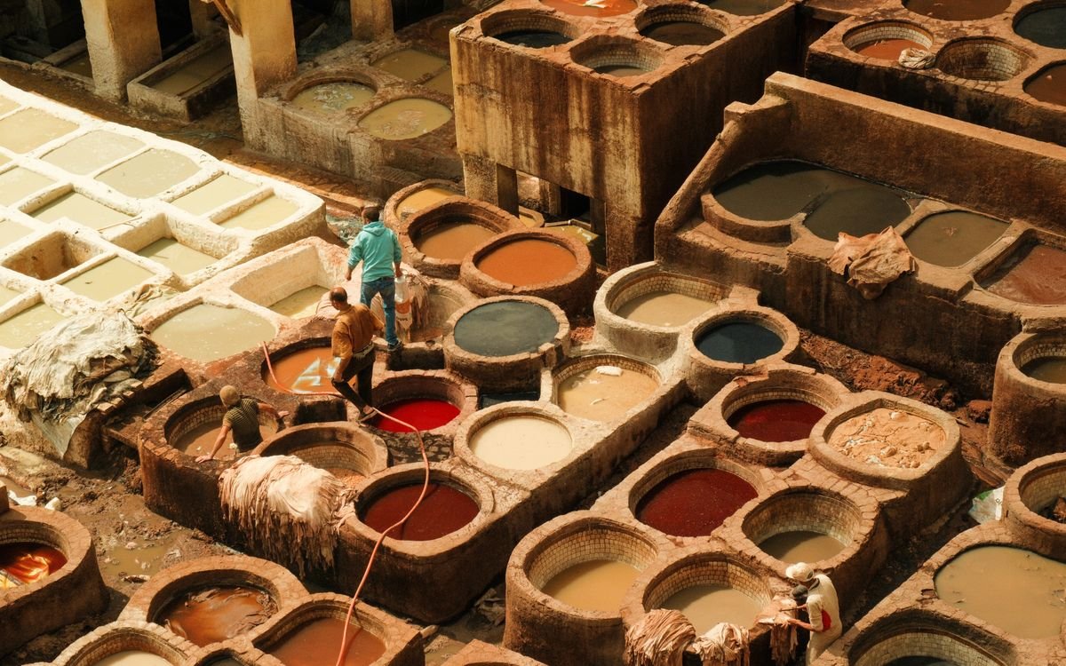 Vasche tradizionali di tintura della pelle in una conceria