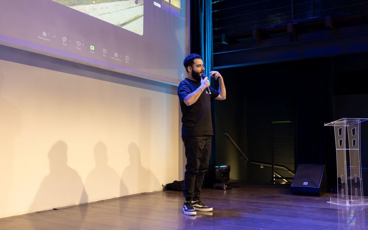 Relatore energico che tiene un discorso a un evento aziendale