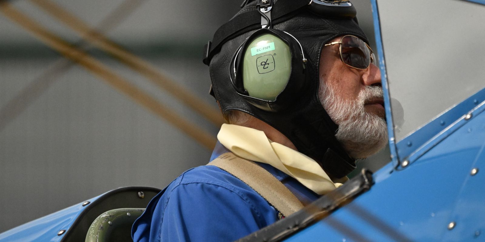 Ritratto di un aviatore in tenuta di volo vintage pronto al decollo