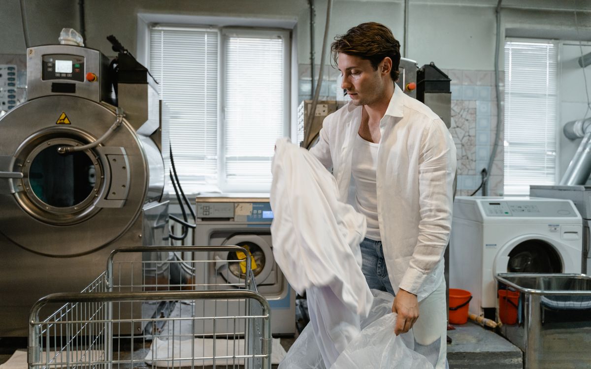 Capi appesi a una barra dentro un laboratorio di pulizia professionale