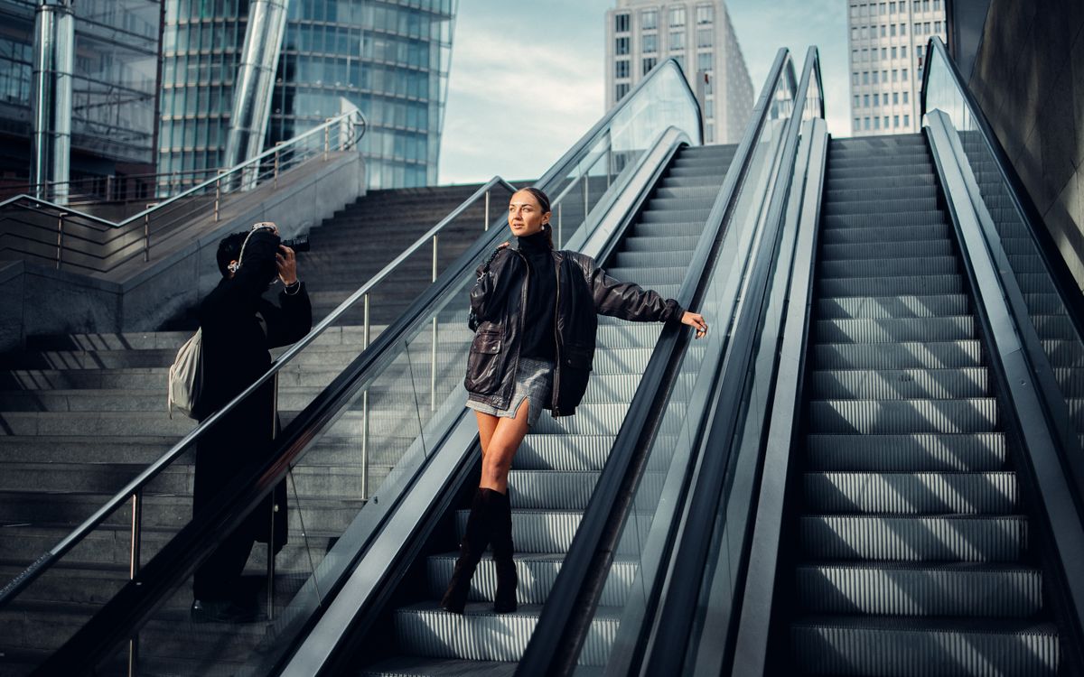 Una donna dallo stile ricercato in un contesto urbano con un look in pelle