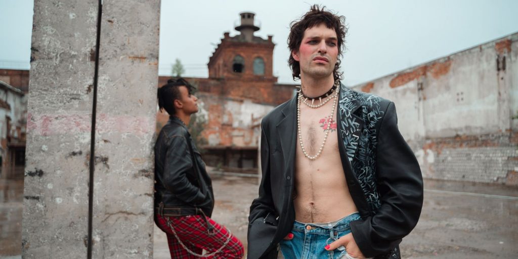 Giovani in street style punk con chiodi di pelle nera