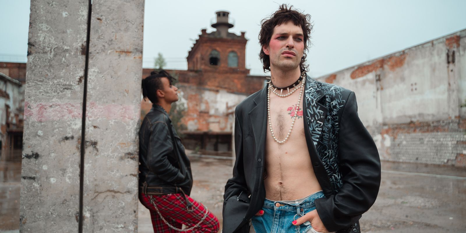 Giovani in street style punk con chiodi di pelle nera