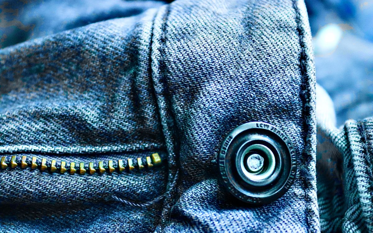 Primo piano di una cerniera e delle cuciture che mostra la lavorazione